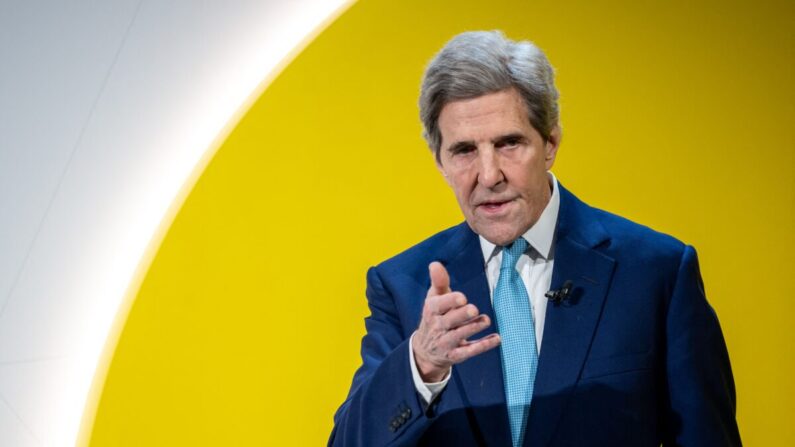 El enviado presidencial de EE. UU. para el Clima, John Kerry, pronuncia un discurso en el Centro de Congresos durante la reunión anual del Foro Económico Mundial (FEM) en Davos, el 17 de enero de 2023. (Fabrice Coffrini/AFP vía Getty Images)
