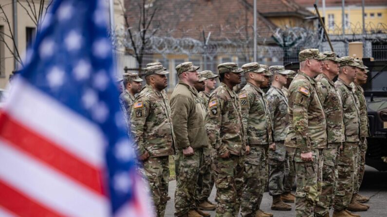 Soldados estadounidenses asisten a una ceremonia de inauguración transformando el Grupo de Apoyo de Área Polonia en la Guarnición permanente del Ejército de EE. UU. Polonia, en el Campamento Kosciuszko en Poznan, Polonia, el 21 de marzo de 2023. (Wojtek Radwanski/AFP vía Getty Images)