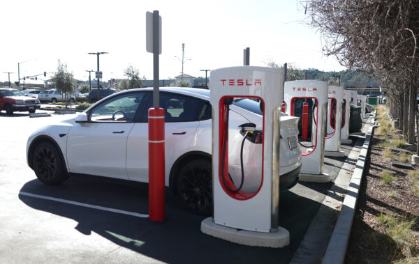 Tesla Superchargers en San Rafael, California, el 15 de febrero de 2023. (Justin Sullivan/Getty Images)
