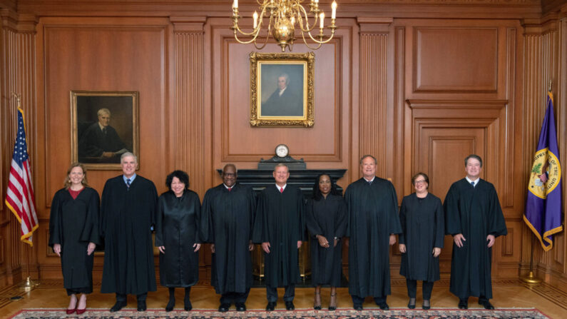 La Corte Suprema celebró una sesión especial el 30 de septiembre de 2022 para la ceremonia formal de investidura del Juez Asociado Ketanji Brown Jackson. (Colección de la Corte Suprema de Estados Unidos/Getty Images)