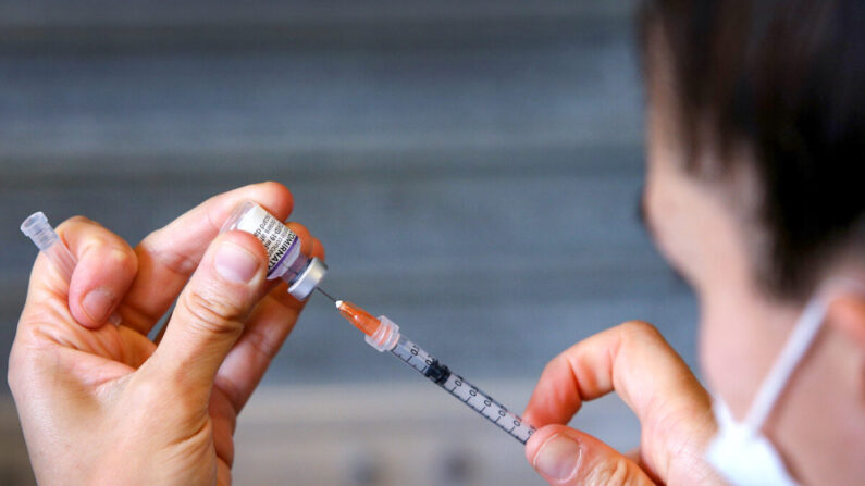 Una enfermera prepara una vacuna, el 3 de octubre de 2021. (Lisa Maree Williams/Getty Images)
