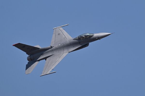 Un caza F-16 Fighting Falcon de la Fuerza Aérea estadounidense (USAF) en una foto de archivo. (Manjunath Kiran/AFP vía Getty Images)
