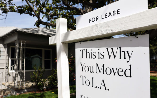 Cartel de "Se alquila" delante de una casa disponible para alquiler en Los Ángeles el 15 de marzo de 2022. (Mario Tama/Getty Images)
