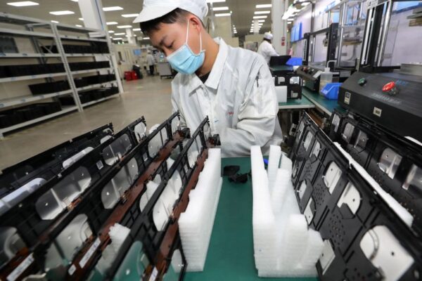 Un trabajador en una fábrica de Xinwangda Electric Vehicle Battery Co. Ltd, que fabrica baterías de litio para coches eléctricos y otros usos, en Nanjing, en la provincia oriental china de Jiangsu, el 12 de marzo de 2021. (STR/AFP vía Getty Images)
