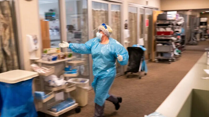 Una enfermera del Centro Médico Three Rivers Asante corre a una habitación en la Unidad de Cuidados Intensivos para ayudar al personal médico a tratar a un paciente con COVID-19 en Grants Pass, Oregon, el 9 de septiembre de 2021. (Nathan Howard/Getty Images)