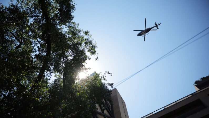 Un helicóptero de la policía sobrevuela Ciudad de México, el 19 de abril de 2023. (Héctor Vivas/Getty Images)
