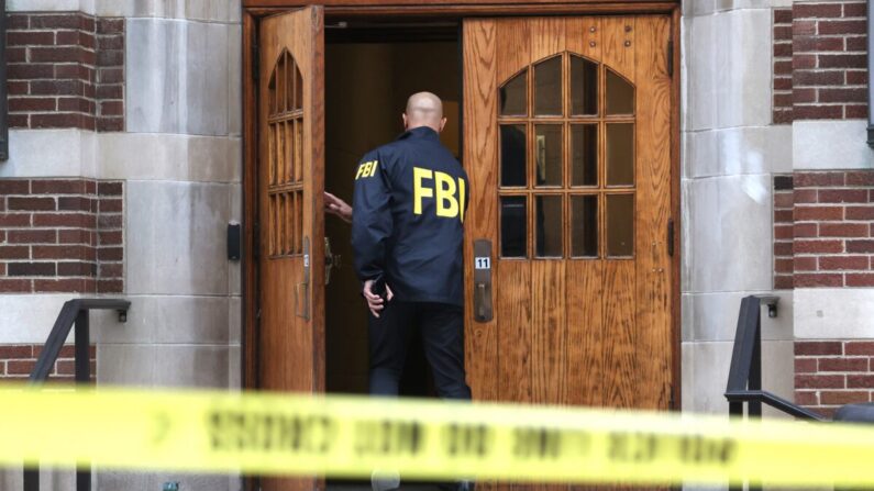 Un agente del FBI entra en un edificio en una foto de archivo. (Scott Olson/Getty Images)