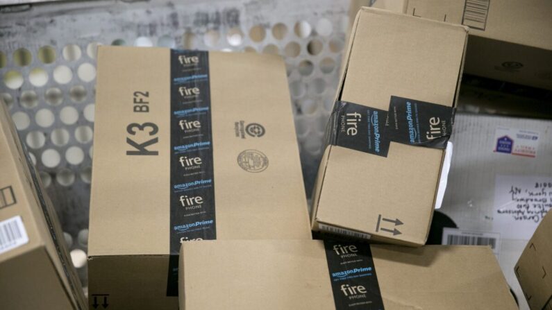 Los paquetes de Amazon.com esperan su envío en el Anexo de Procesamiento de Correo de Indianápolis, el 15 de diciembre de 2014. (Aaron P. Bernstein/Getty Images)
