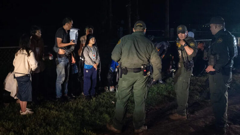 Agentes de la Patrulla Fronteriza de EE. UU. vigilan a los inmigrantes ilegales en Fronton, Texas, el 12 de mayo de 2023. (Andrew Caballero-Reynolds/AFP vía Getty Images)