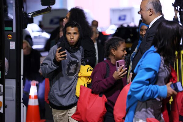 Inmigrantes ilegales llegan a la terminal de la Autoridad Portuaria de Nueva York el 3 de mayo de 2023. (Michael M. Santiago/Getty Images)
