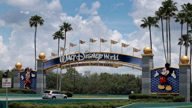 Una señal cerca de una entrada a Walt Disney World en Orlando, Florida, el 22 de mayo de 2023. (Joe Raedle/Getty Images)