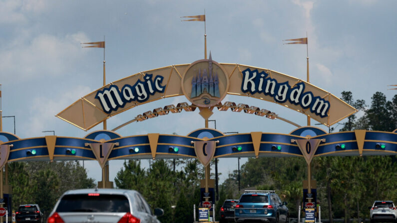 Un cartel cerca de una entrada a Walt Disney World en Orlando, Florida, el 22 de mayo de 2023. (Joe Raedle/Getty Images)
