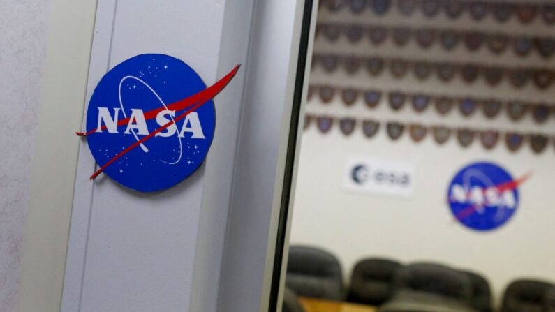 Logotipos de la NASA en la sala de conferencias de Astronaut Crew Quarters (ACQ) en el Centro Espacial Kennedy de Cabo Cañaveral, Florida, el 14 de junio de 2022. (Eva Marie Uzcategui/AFP vía Getty Images)
