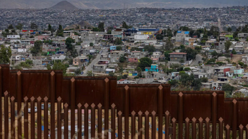 Tijuana, México vista a través del muro fronterizo de EE. UU. cerca de San Diego, California, el 31 de mayo de 2023. (John Fredricks/The Epoch Times)