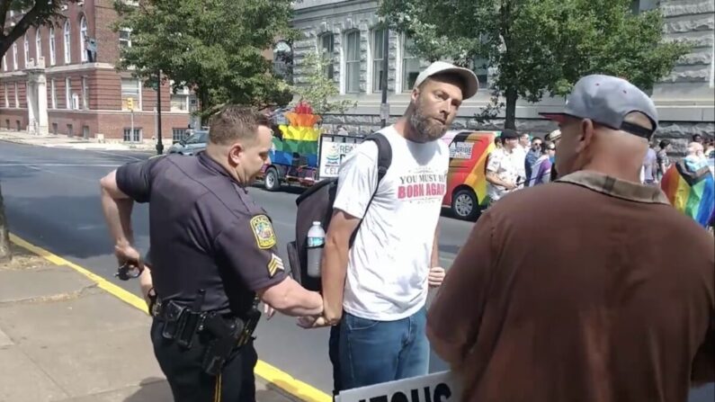 Damon Atkins es detenido durante el izado anual de la bandera del orgullo en el Ayuntamiento de Reading, Pensilvania, el 3 de junio de 2023. (Cortesía de Matthew Wear)
