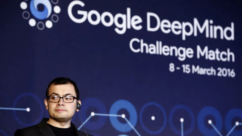Demis Hassabis, cofundador de la empresa emergente de inteligencia artificial DeepMind, en Seúl, Corea del Sur, el 15 de marzo de 2016. Hassabis ahora dirige la unidad de inteligencia artificial de Google, que recientemente fusionó su propio laboratorio de inteligencia artificial, Google Brain, con DeepMind. (Jeon Heon-Kyun -Piscina/Getty Images)

