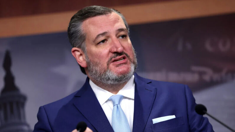 El senador Ted Cruz (R-Texas) habla sobre la política de inmigración del Título 42 en Washington, el 3 de mayo de 2023. (Kevin Dietsch/Getty Images)