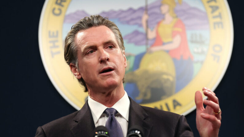 El gobernador de California Gavin Newsom habla durante una rueda de prensa en Sacramento el 1 de febrero de 2023. (Justin Sullivan/Getty Images)