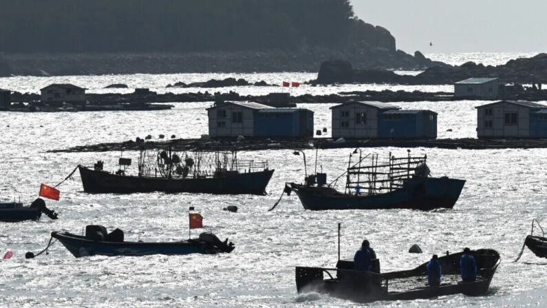 Un pescador conduce un bote en un puerto en la isla de Pingtan, frente a Taiwán, en la provincia de Fujian, en el sureste de China, el 9 de abril de 2023. - China estaba realizando un segundo día de ejercicios militares en Taiwán el 9 de abril, en lo que ha llamado  "severa advertencia" al gobierno de la isla autónoma tras una reunión entre su presidente y el presidente de la Cámara de Representantes de Estados Unidos. (GREG BAKER/AFP a través de Getty Images)