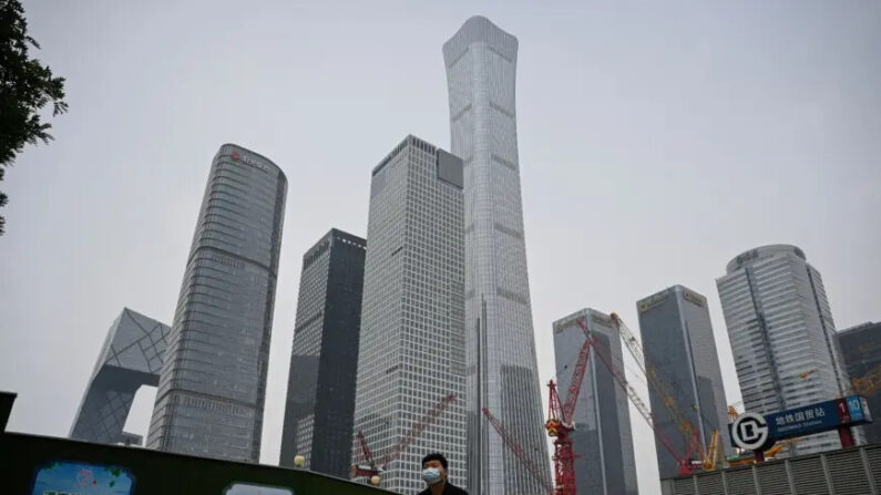 Un hombre pasa frente al Distrito Central de Negocios de Beijing, el 31 de mayo de 2023. (Jade Gao/AFP vía Getty Images)
