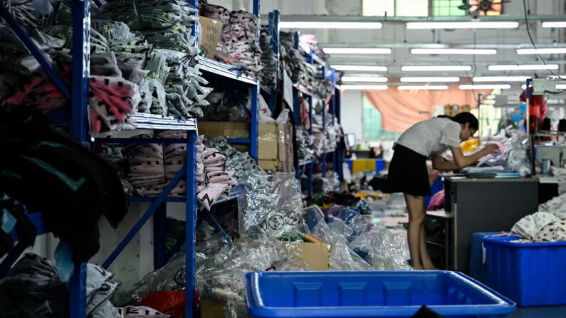Una trabajadora hace ropa en una fábrica de ropa que abastece a Shein, una empresa de comercio electrónico de moda rápida transfronteriza en Guangzhou, en la provincia sureña china de Guangdong, el 18 de julio de 2022. (Jade Gao/AFP vía Getty Images)