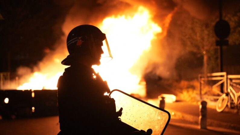 Un bombero observa cómo arden vehículos tras los disturbios en Nanterre, al oeste de París, el 28 de junio de 2023. (Zakaria Abdelkafi/AFP vía Getty Images)