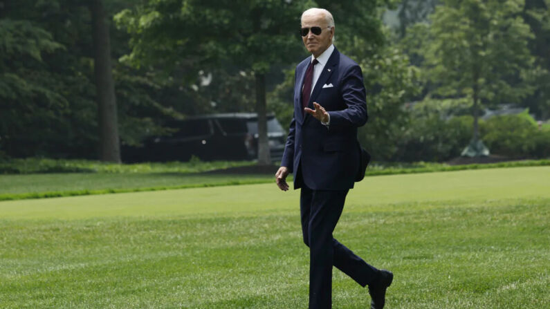 El presidente Joe Biden cruza el jardín sur al salir de la Casa Blanca, el 29 de junio de 2023. (Chip Somodevilla/Getty Images)