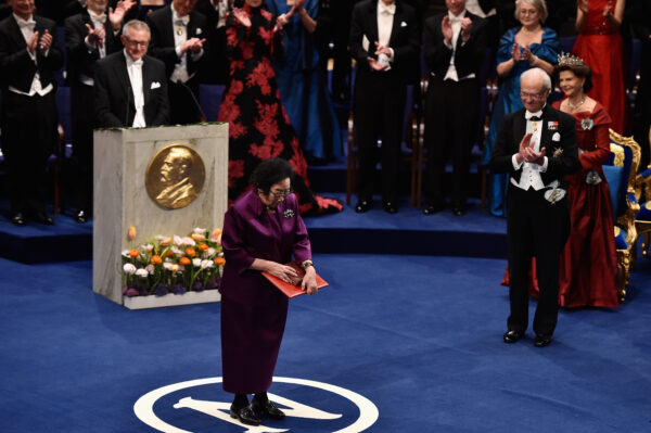La profesora jefe Tu Youyou, galardonada con el Premio Nobel de Fisiología o Medicina, agradece los aplausos tras recibir su Premio Nobel en la ceremonia de entrega de los Premios Nobel en el Concert Hall el 10 de diciembre de 2015, en Estocolmo, Suecia. (Pascal Le Segretain/Getty Images)