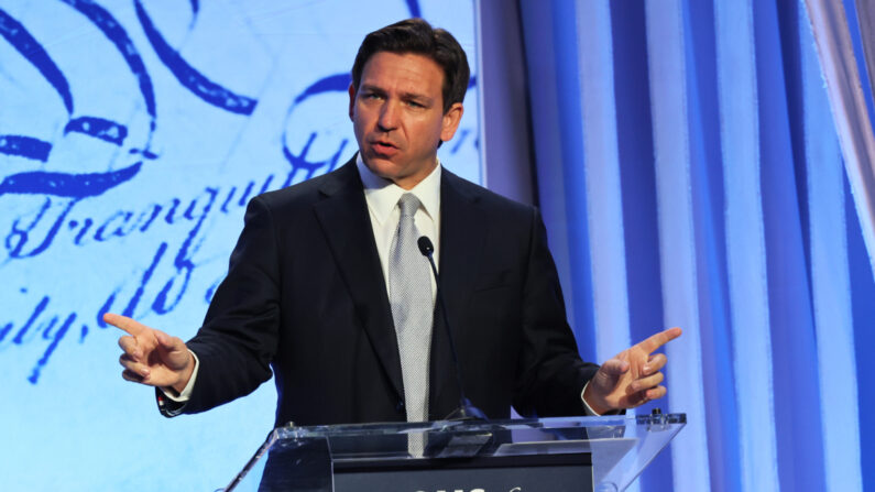 El candidato presidencial republicano, el gobernador de Florida Ron DeSantis, habla durante la cumbre nacional Moms for Liberty Joyful Warriors en el Philadelphia Marriott Downtown de Filadelfia el 30 de junio de 2023. (Michael M. Santiago/Getty Images)