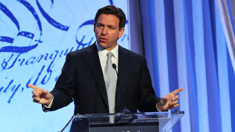 El candidato presidencial republicano, el gobernador de Florida, Ron DeSantis, habla durante la cumbre nacional Moms for Liberty Joyful Warriors en Filadelfia, Pensilvania, el 30 de junio de 2023. (Michael M. Santiago/Getty Images)
