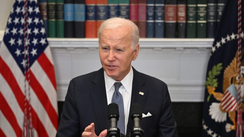 El presidente Joe Biden habla sobre la decisión de la Corte Suprema de EE. UU. que anula la condonación de la deuda estudiantil en la Sala Roosevelt de la Casa Blanca el 30 de junio de 2023. (Jim Watson/AFP vía Getty Images)