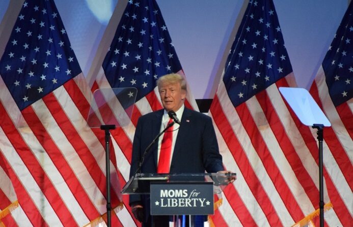 El expresidente Donald Trump en la Cumbre de Moms for Liberty Joyful Warriors, el 30 de junio de 2023 en Filadelfia. (Beth Brelje/The Epoch Times)
