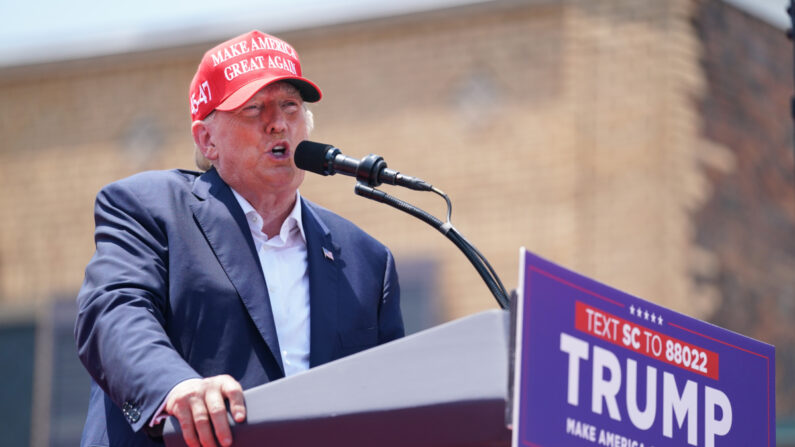 El expresidente de EE. UU. Donald Trump se dirige a la multitud durante un acto de campaña en Pickens, Carolina del Sur, el 1 de julio de 2023. (Sean Rayford/Getty Images)