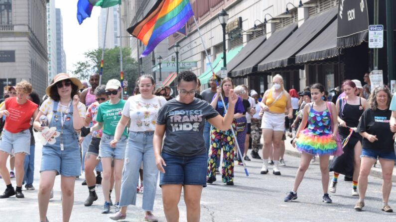 Activistas políticos LGBT participan en un baile de protesta del grupo Moms for Liberty en Filadelfia, Pensilvania, el 1 de julio de 2023. (Beth Brelje/Epoch Times)
