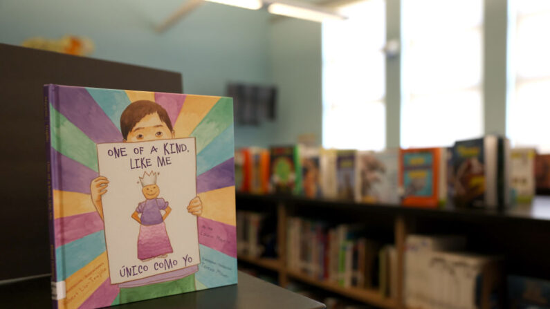 Libros LGBT recién donados se exponen en la biblioteca de la Escuela Primaria Nystrom de Richmond, California, el 17 de mayo de 2022. (Justin Sullivan/Getty Images)
