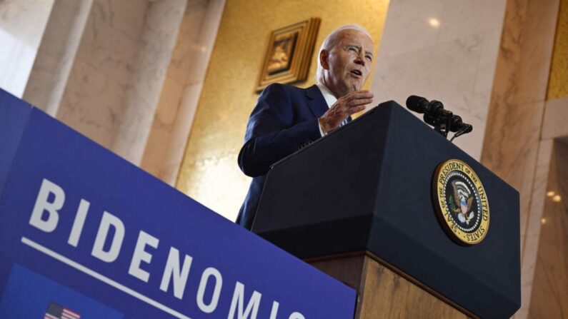 El presidente de Estados Unidos, Joe Biden, habla sobre la economía en la Oficina de Correos de Chicago, Illinois, el 28 de junio de 2023. (Andrew Caballero-Reynolds/AFP vía Getty Images)

