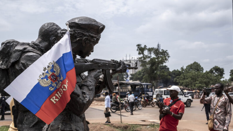Una bandera rusa con el emblema de Rusia cuelga del monumento de los instructores rusos en Bangui, el 22 de marzo de 2023, durante una marcha en apoyo de la presencia de Rusia y China en la República Centroafricana. (BARBARA DEBOUT/AFP vía Getty Images)