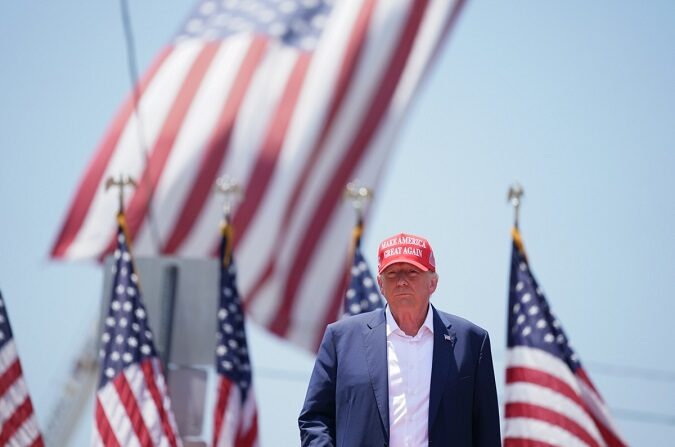 El ex presidente Donald Trump llega a un acto de campaña en Pickens, Carolina del Sur, el 1 de julio de 2023. (Sean Rayford/Getty Images)