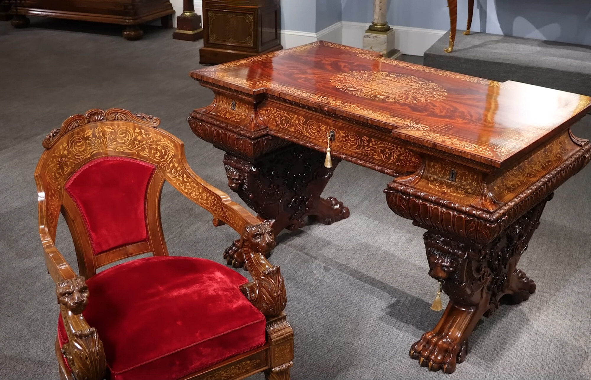 El escritorio y el sillón que pertenecieron al rey Carlos Alberto de Cerdeña (1798-1849). (Cortesía de MS Rau, Nueva Orleans)