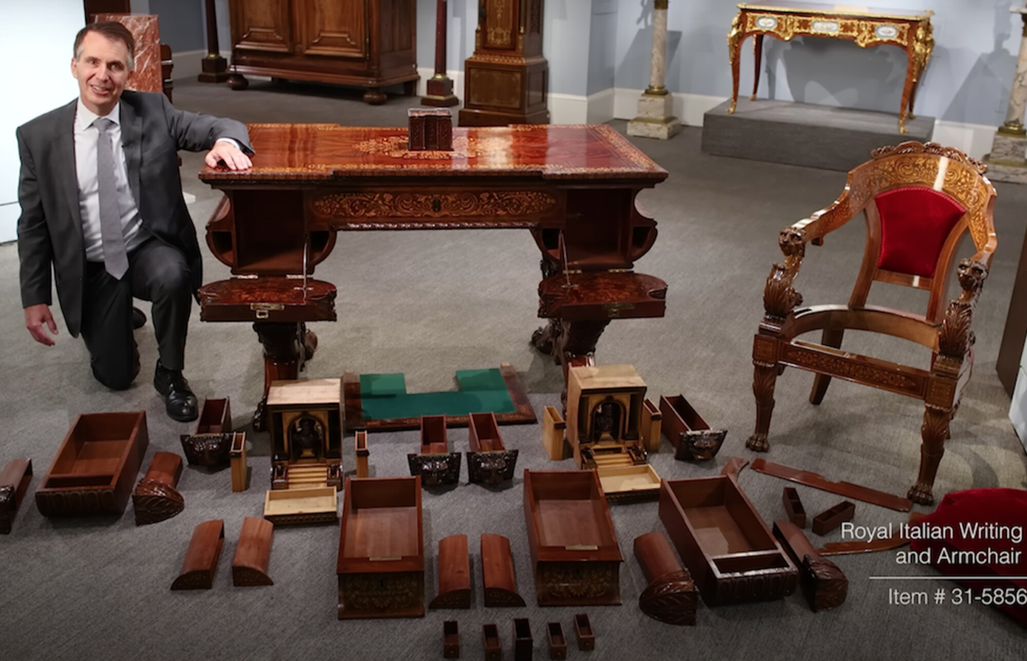 Bill Rau de MS Rau muestra el escritorio del rey Carlo Alberto con sus compartimentos secretos totalmente abiertos y expuestos. (Cortesía de MS Rau, Nueva Orleans)
