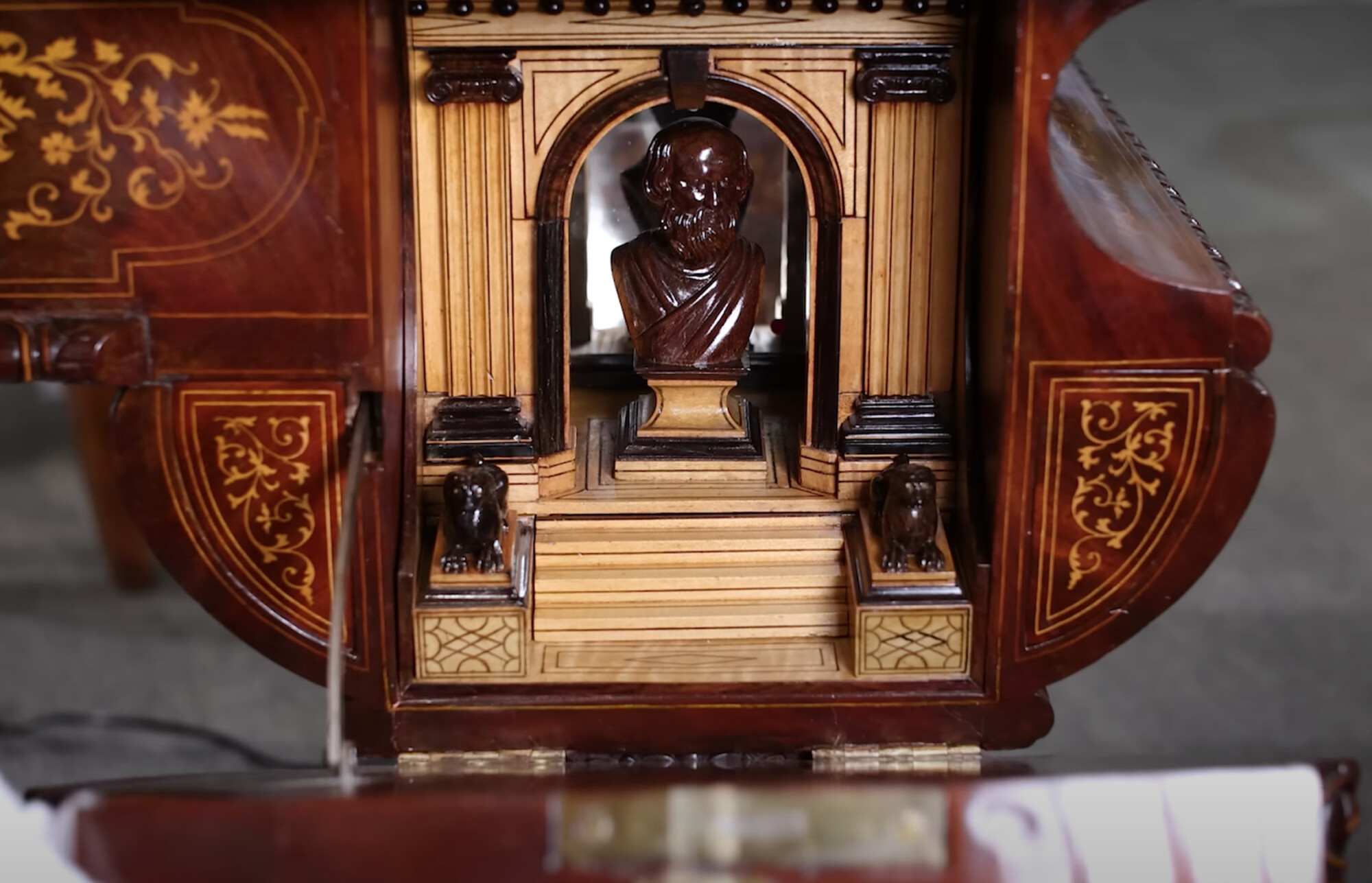 Un busto de Sócrates aparece en uno de los compartimentos secretos. (Cortesía de MS Rau, Nueva Orleans)