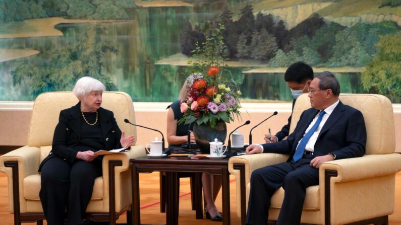 El primer ministro chino, Li Qiang (d), habla con la secretaria del Tesoro estadounidense, Janet Yellen, durante una reunión en Beijing el 7 de julio de 2023. (Mark Schiefelbein/Pool/AFP vía Getty Images)