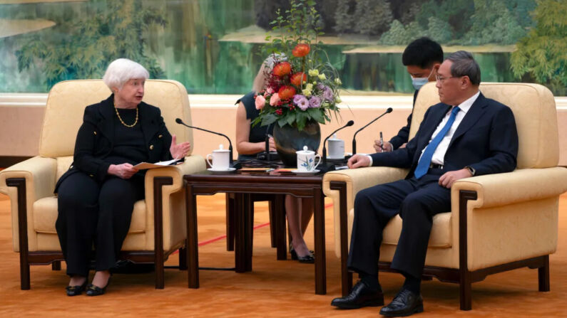 El primer ministro chino, Li Qiang (derecha), habla con la secretaria del Tesoro de EE. UU., Janet Yellen, durante una reunión en Beijing, el 7 de julio de 2023. (Mark Schiefelbein/Pool/AFP vía Getty Images)