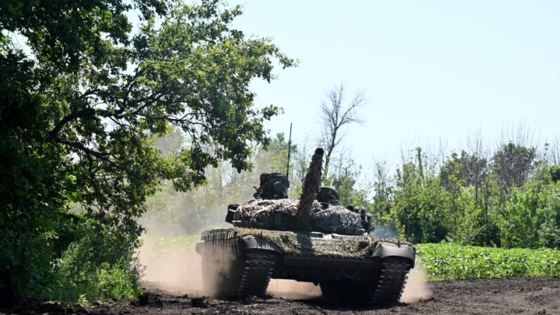 Militares ucranianos viajan en un tanque no lejos de la línea del frente, en la región de Kharkiv, el 6 de julio de 2023, en medio de la invasión rusa a Ucrania. (Sergey Bobok/AFP vía Getty Images)
