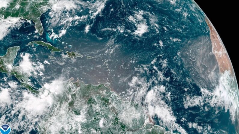 Imagen de satélite del Océano Atlántico tropical el jueves 6 de julio de 2023. Se podía ver una nube de polvo sahariano sobre el este del mar Caribe, mientras que otra nube de polvo emergía frente a la costa de África. (US NOAA/GOES-EAST)
