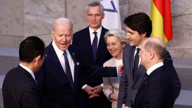 El primer ministro japonés, Fumio Kishida (Izq.), el presidente estadounidense, Joe Biden (2do. Izq.), y el canciller alemán, Olaf Scholz (Der.), hablan junto al secretario general de la OTAN, Jens Stoltenberg (C), la presidenta de la Comisión Europea, Ursula von der Leyen (3ro. Der.), y el primer ministro canadiense, Justin Trudeau (2do. Der.), antes de una foto del grupo de líderes del G-7 durante una cumbre de la OTAN en la sede de la alianza en Bruselas, el 24 de marzo de 2022. (Henry Nicholls/Pool/AFP vía Getty Images)