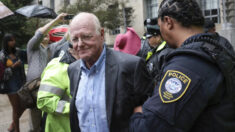 Arrestan a cofundador de Ben & Jerry’s por protesta a favor de Assange