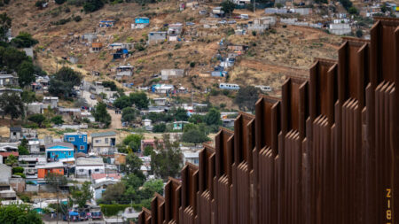 Legisladores debaten la utilidad de un muro fronterizo para combatir crisis de inmigración ilegal