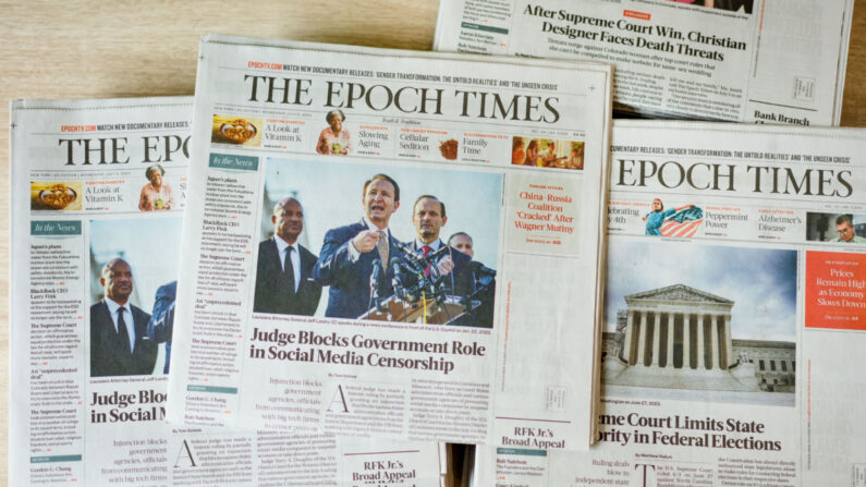 Periódicos de The Epoch Times en Nueva York el 13 de julio de 2023. (Samira Bouaou/Epoch Times)
