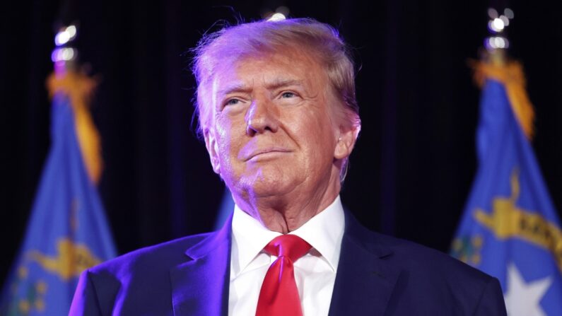 El expresidente de Estados Unidos y candidato presidencial republicano, Donald Trump, se prepara para pronunciar sus declaraciones en Las Vegas, Nevada, el 8 de julio de 2023. (Mario Tama/Getty Images)